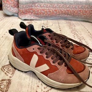 Veja Leather Sneakers in Great Condition